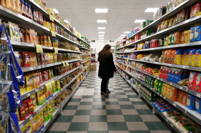 eine Frau kauft in einem Supermarkt in Buenos Aires ein. Foto: epa/Juan Ignacio Roncoroni