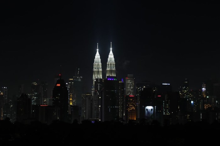 Earth Hour 2023 in Kuala Lumpur. Foto: EPA-EFE/Armando Babani