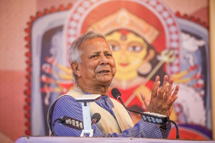 Professor Dr. Muhammad Yunus, Chefberater von Bangladesch, spricht zu Mitgliedern der Hindu-Gemeinschaft. Foto: epa/Monirul Alam