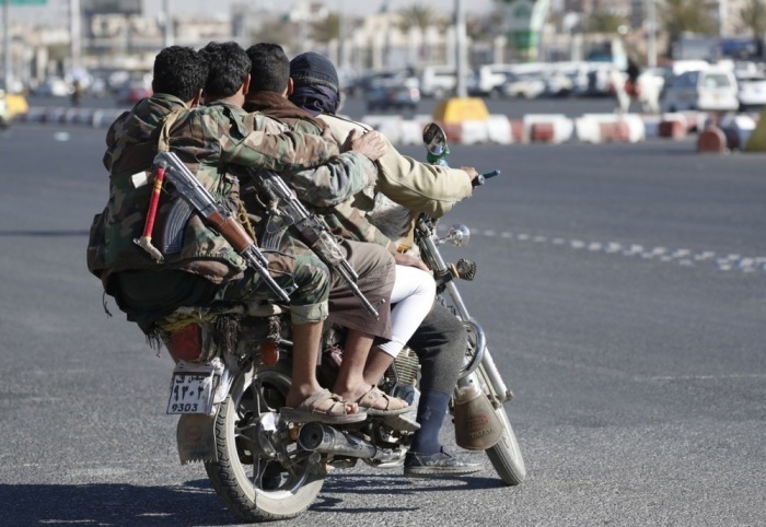 Bedrohte Houthi-Kämpfer fahren auf einem Motorrad durch eine Straße in Sana'a. Foto: epa/Yahya Arhab