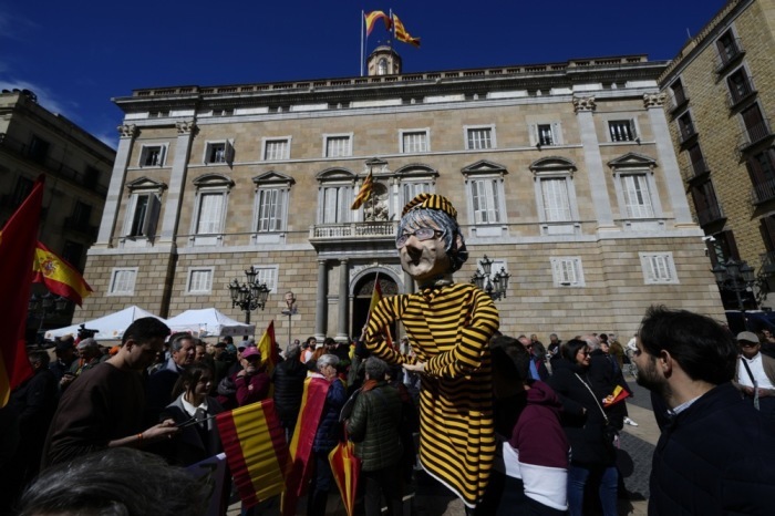 Menschen tragen ein Bildnis von Carles Puigdemont während einer Demonstration gegen das Amnestiegesetz in Barcelona. Foto: epa/Alejandro Garcia