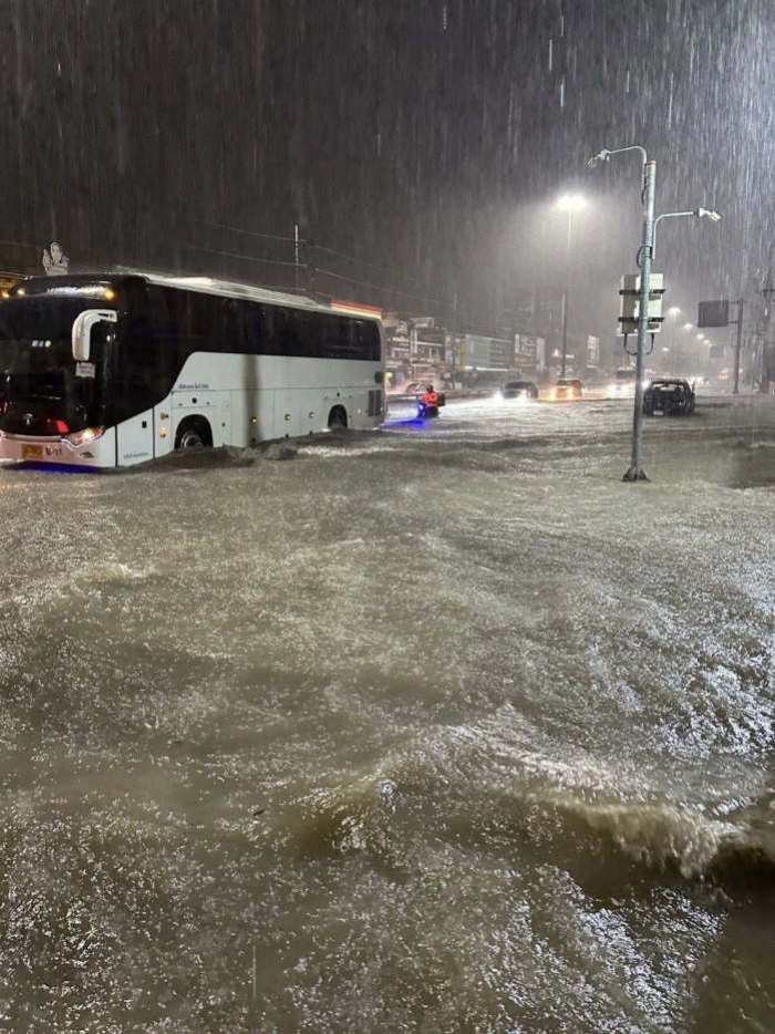 Ein Reisebus fährt während des nächtlichen Starkregens durch die überflutete Sukhumvit Road in Pattaya. Bild: JS100 Radio
