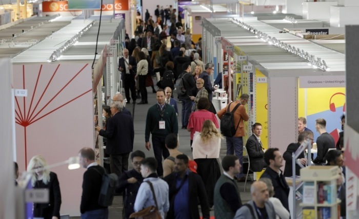 Besucherinnen und Besucher schlendern über die Frankfurter Buchmesse 2024, deren Ehrengastland Italien ist. Foto: epa/Ronald Wittek
