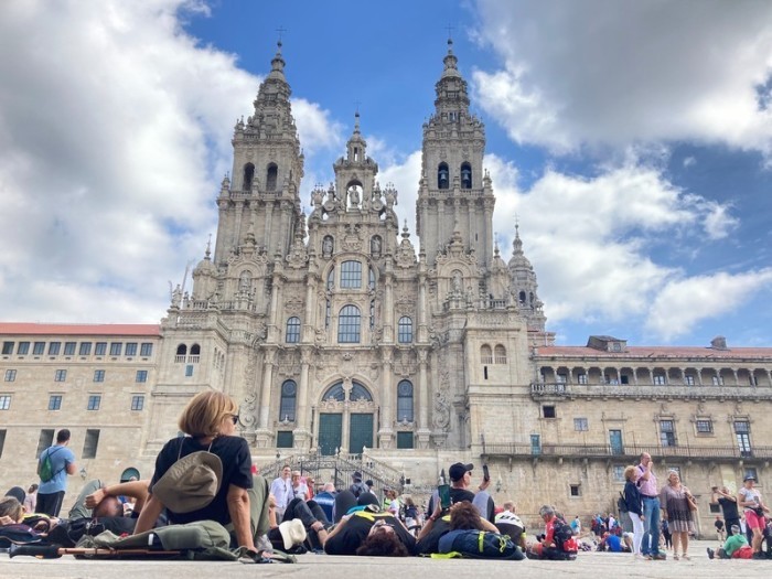 Pilger auf dem Obradoiro-Platz vor der Kathedrale von Santiago de Compostela. Foto: Emilio Rappold/dpa