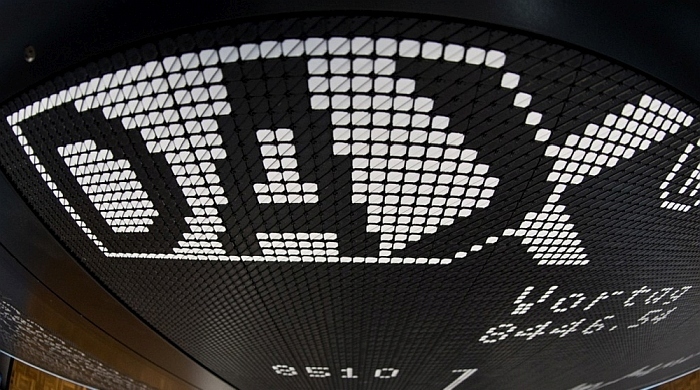 DAX - Deutscher Aktien IndeX (Deutscher Aktienindex) ist auf einer Anzeigetafel in der Frankfurter Börse in Frankfurt am Main zu sehen. Foto: EPA/Boris Roessler