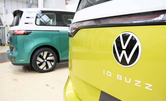 Kennzeichen ID: VW markiert seine elektrischen Modelle wie etwa den Kleinbus Buzz mit einem ID. Foto: Julian Stratenschulte/dpa/dpa-tmn