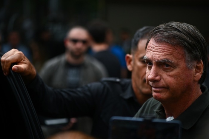 Jair Bolsonaro verlässt ein Krankenhaus in Brasília. Nach einer Operation kehrt der Ex-Präsident in den Hausarrest zurück. Foto: epa/Andre Borges