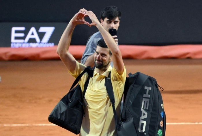 Novak Djokovic verabschiedet sich nach der Niederlage gegen den Kroaten Dino Prizmic beim Tennis-Turnier in Rom von den Zuschauern. Foto: epa/Ettore Ferrari
