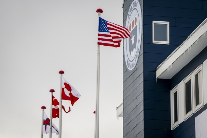 Eine US-amerikanische Flagge weht vor dem Gebäude des Arctic Command in Nuuk, Grönland. Foto: epa/Mads Claus Rasmussen DÄnemark Out