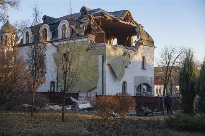 Mann steht in der Nähe eines beschädigten Gebäudes in Donezk. Foto: epa/Sergei Ilnitsky