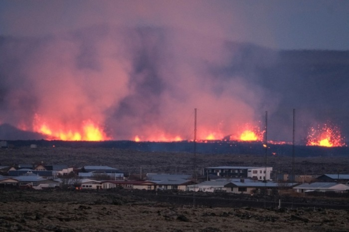 Explosionen von Lava und aufsteigender Rauch nach einem Vulkanausbruch in der Nähe der Stadt Grindavik auf der Halbinsel Reykjanes.