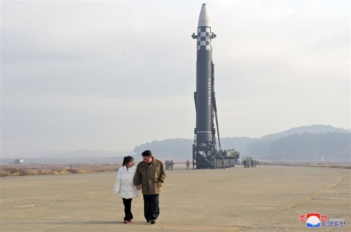 Der nordkoreanische Staatschef Kim Jong-Un, begleitet von seiner Tochter, während des Testschusses einer neuartigen ballistischen Interkontinentalrakete (ICBM) Hwasongpho-17 auf dem internationalen Flughafen von Pjöngjang. Foto: epa/Kcna