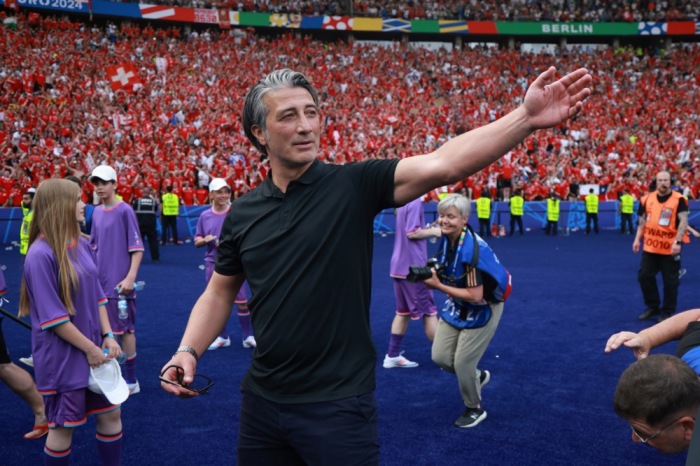 Der Schweizer Cheftrainer Murat Yakin feiert nach dem Sieg im Achtelfinalspiel der UEFA EURO 2024 zwischen der Schweiz und Italien in Berlin, Deutschland, am 29. Juni 2024. EPA-EFE/CLEMENS BILAN