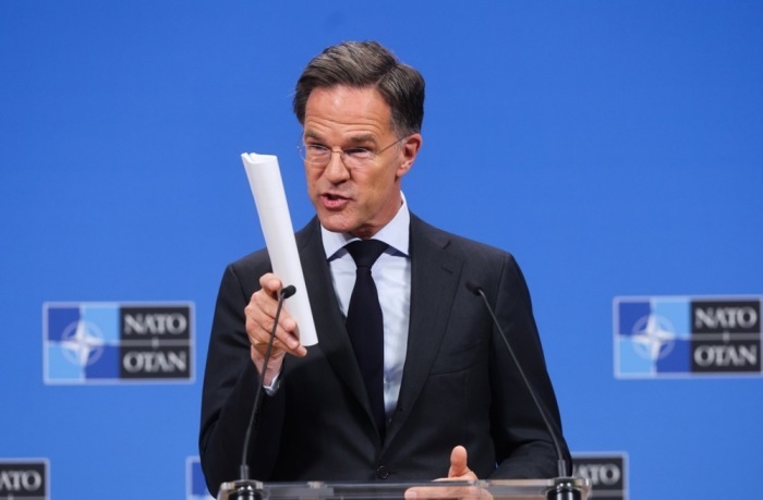 NATO-Generalsekretär Rutte hält vor dem Treffen der Verteidigungsminister eine Pressekonferenz ab. Foto: epa/Olivier Hoslet