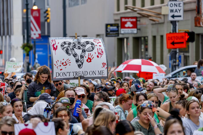 Befürworter der Abtreibung nehmen einen Tag nach dem Urteil des Obersten Gerichtshofs der USA an einer Demonstration und Kundgebung teil. Foto: epa/Erik S. Lesser