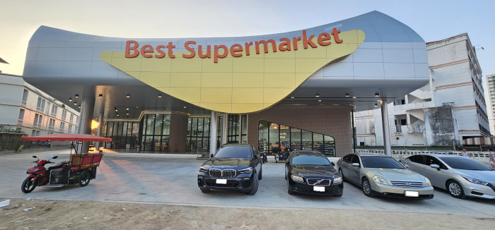 Klotzen statt kleckern: Am 20. April 2024 hat der Best Supermarket seine neue Filiale an der Naklua Road eröffnet. Sie befindet sich direkt gegenüber von der Susco-Tankstelle. Fotos: Jahner