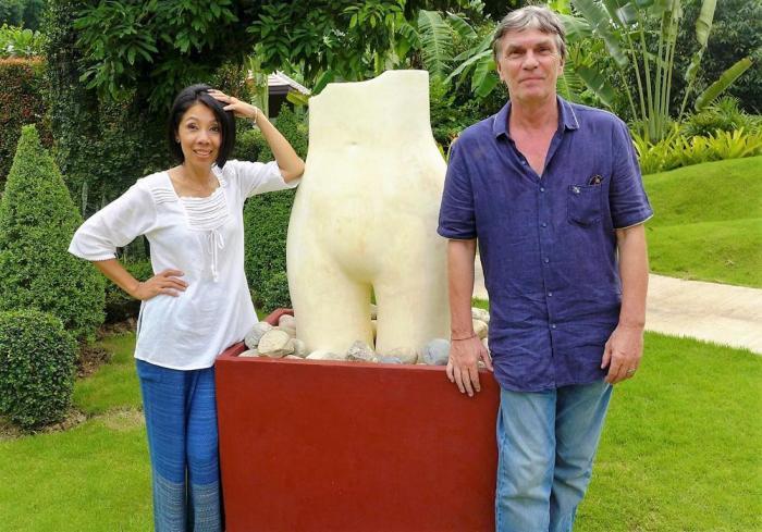 Katai Kamminga (l.) und Buchautor Bernd Linnhoff (r.) vor einer Skulptur in Chiang Mais Erotischen Garten.