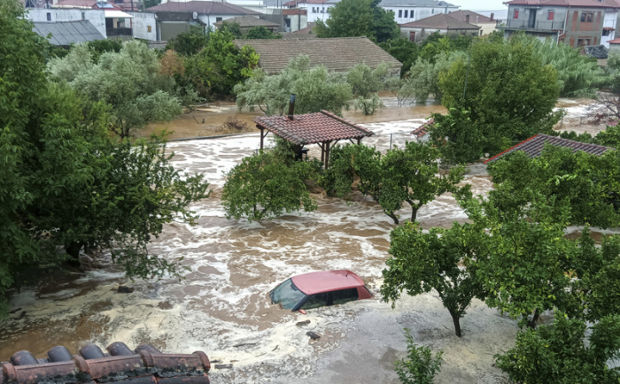 Ein Auto steht im Hochwasser im Dorf Milina in der Region Thessalien. Bei schweren Unwettern ist in Mittelgriechenland ein Mensch ums Leben gekommen. Foto: Thanasis Kalliaras/Eurokinissi/ap/dpa