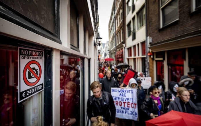 Einwohner des Rotlichtviertels, Unternehmer und Sexarbeiterinnen protestierten gegen den Umzug der Fensterbordelle in ein Erotikzentrum an einem anderen Ort in der Stadt. Foto: epa/Robin Van Lonkhuijsen