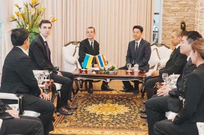 Bürgermeister Poramet Ngampichet empfängt den ukrainischen Botschafter Viktor Semenov und seine Delegation zu einem offiziellen Gespräch im Rathaus von Pattaya. Bild: PR Pattaya