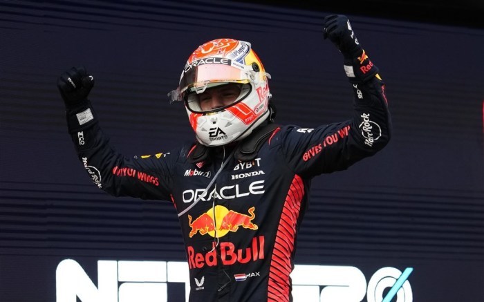 Max Verstappen, der niederländische Formel-1-Pilot von Red Bull Racing, feiert. Foto: epa/Siu Wu