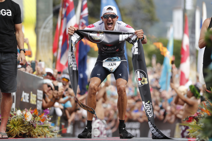Jan Frodeno aus Deutschland reagiert nach dem Triathlon-Sieg. Foto: Marco Garcia/Ap/dpa