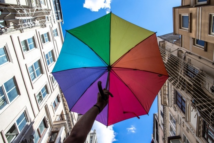 Teilnehmer einer Pride-Parade in Istanbul halten Regenbogenschirme in die Höhe. Foto: EPA/Sedat Suna