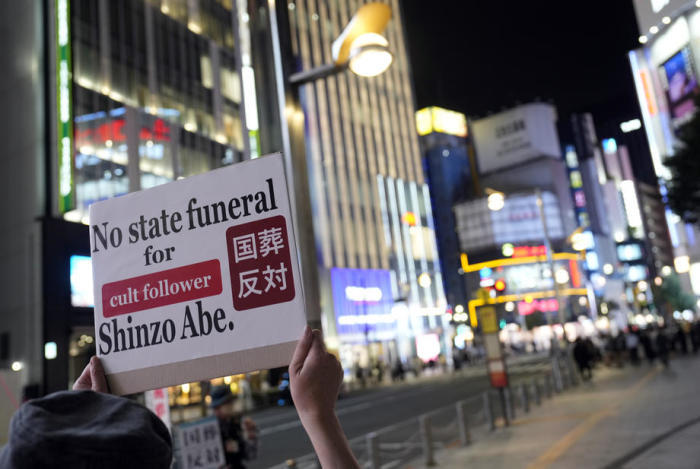 Ein Aktivist protestiert gegen das bevorstehende Staatsbegräbnis für den ehemaligen japanischen Premierminister Shinzo Abe in Tokio. Foto: epa/Franck Robichon