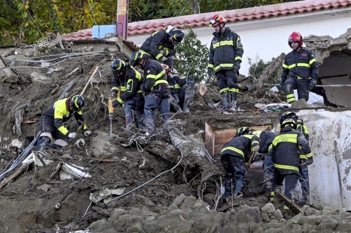 Rettungskräfte arbeiten während des Einsatzes nach dem tödlichen Erdrutsch in Casamicciola auf der Insel Ischia. Foto: epa/Ciro Fusco
