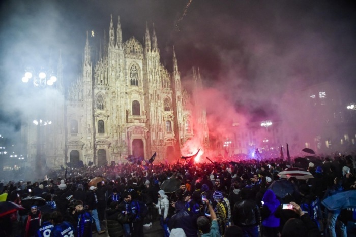 Anhänger von Inter Mailand feiern den Gewinn der Serie A-Meisterschaft. Foto: epa/Matteo Corner