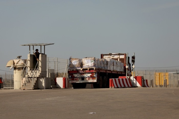 Ägyptische Lastwagen mit humanitärer Hilfe werden am Grenzübergang Kerem Shalom einer Sicherheitskontrolle unterzogen.Foto: epa/Atef Safadi