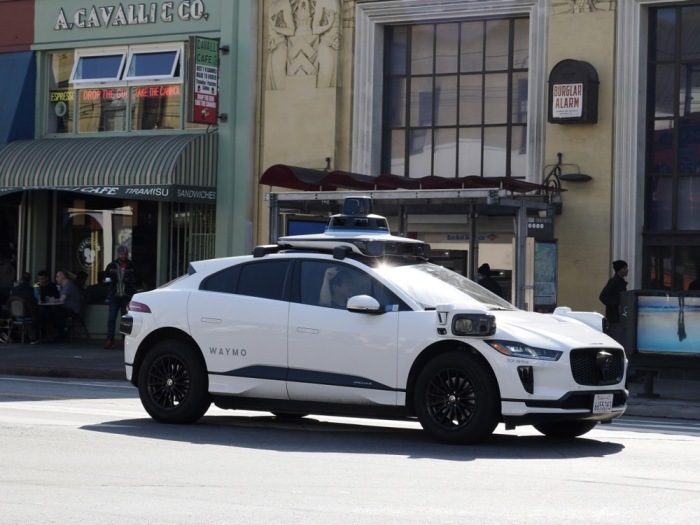 Das autonome Fahrzeug von Waymo bahnt sich seinen Weg durch den Verkehr im Stadtteil North Beach in San Francisco. Foto: epa/John G. Mabanglo