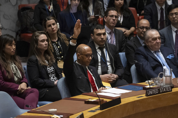 Robert Wood, US-Botschafter bei den Vereinten Nationen, stimmt während einer Sitzung des UN-Sicherheitsrates im Hauptquartier der Vereinten Nationen gegen eine Resolution. Foto: Yuki Iwamura/Ap/dpa
