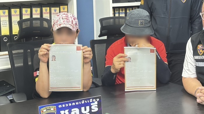 Die Einwanderungsbehörde Chonburi stellte das wegen Anlagebetrugs gesuchte südkoreanische Ehepaar nach der Festnahme der Presse vor. Bild: TMN.TV