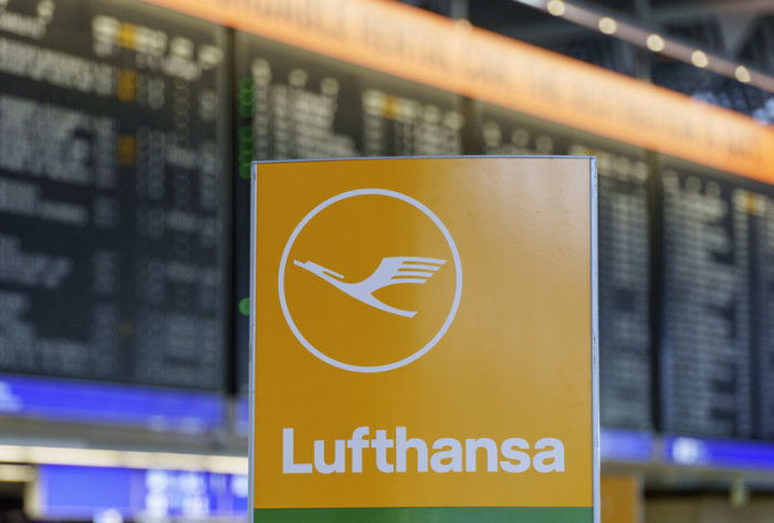 Das Logo der Fluggesellschaft Lufthansa steht vor der Anzeigetafel in der Abflughalle im Terminal 1. Der Tarifkonflikt des Lufthansa-Bodenpersonals ist gelöst. Foto: Andreas Arnold/dpa