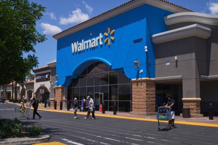 Trump attackiert Walmart wegen geplanter Preiserhöhungen infolge neuer China-Zölle – der Handelsriese warnt vor spürbaren Auswirkungen. Foto: EPA-EFE/Allison Dinner.