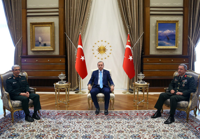  Erdogan (M.) bei Beratungen mit Mohammed Hussein Bagheri (l.) und einem hochrangigen General der türkischen Armee. Foto: epa/Turkish President Press Office
