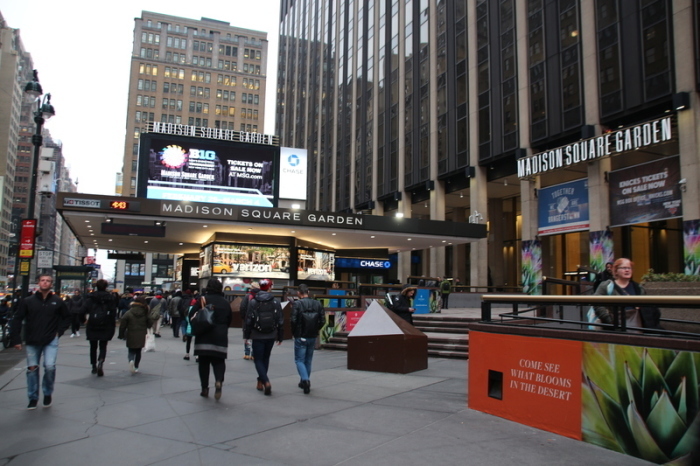 Passanten gehen am Madison Square Garden in Manhattan vorbei. Die Arena befindet sich über der Penn Station im Herzen von New York. Foto: dpa/Christina Horsten