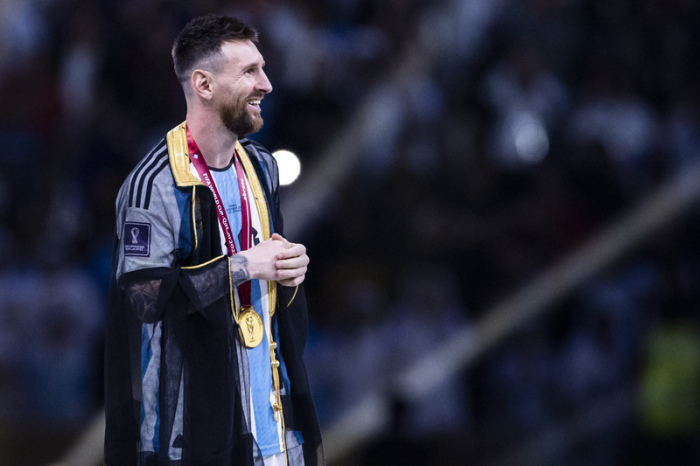 WM, Argentinien - Frankreich, Finalrunde, Finale, Lusail Stadion, Argentiniens Lionel Messi steht mit einem schwarzen Bischt bei der Siegerehrung. Foto: Tom Weller/dpa