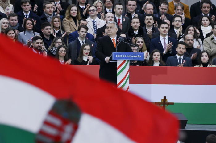 Ungarns Premierminister Viktor Orban (C) in Budapest. Foto: epa/Szilard Koszticsak