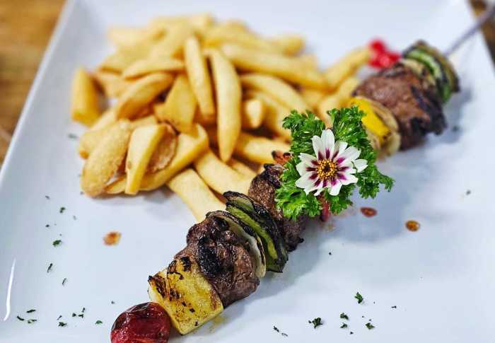 Rindsfilet am Spieß mit Paprika, Zwiebeln und Ananas, dazu Pommes frites und Café-de-Paris-Sauce. Fotos: Jaybees