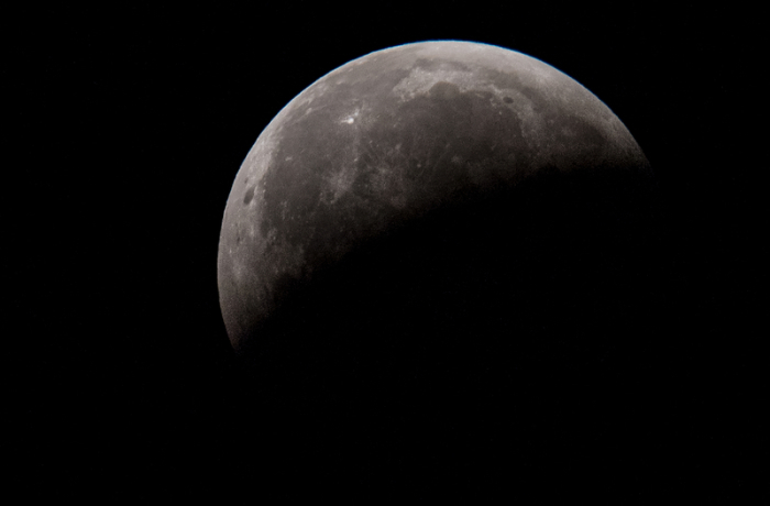 Herausragendes astronomisches Ereignis ist in diesem Monat zweifelsohne eine totale Mondfinsternis, die von Mitteleuropa zu beobachten ist. Foto: Boris Roessler/dpa