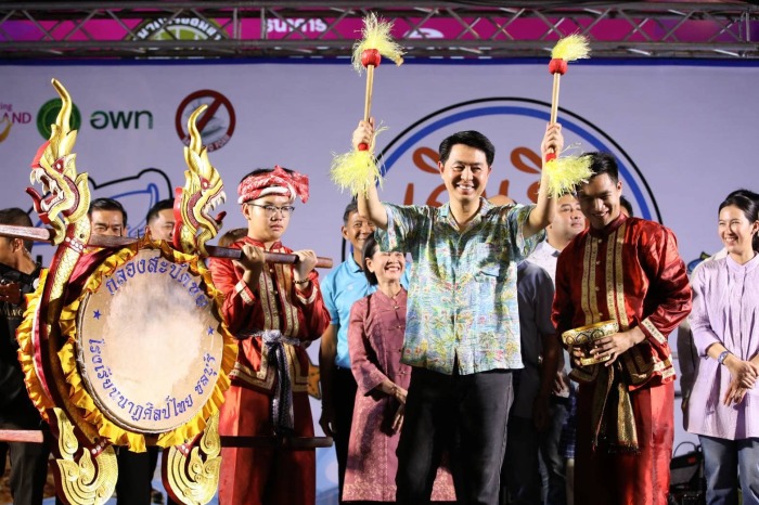 Pattayas Bürgermeister Poramet Ngampichet hatte sichtlich Spaß bei seinem Marktbesuch. Fotos: PR Pattaya