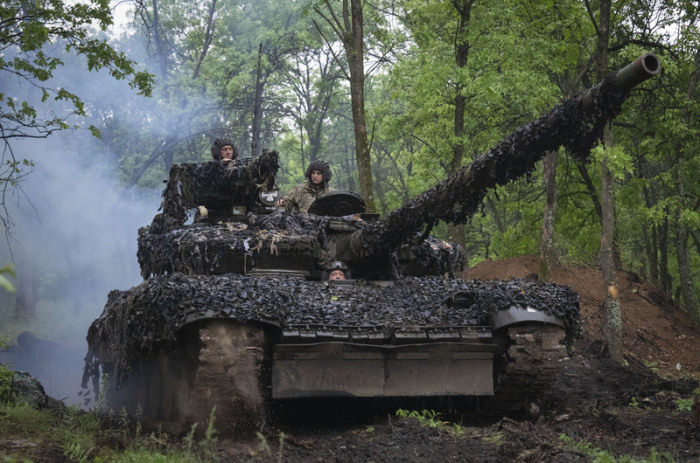 Ukrainische Soldaten fahren mit Panzerfahrzeugen auf einer Straße zu ihren Stellungen in der Nähe von Bachmut in der Region Donezk. Foto: Efrem Lukatsky/Ap/dpa