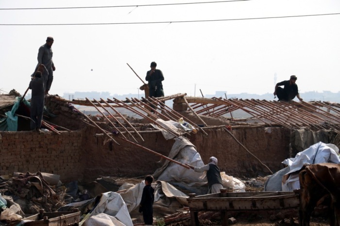 Menschen retten ihr Hab und Gut, nachdem die pakistanischen Behörden die von afghanischen Flüchtlingen errichteten Siedlungen ohne Papiere in Islamabad zerstört haben. Foto: epa/Sohail Shahzad