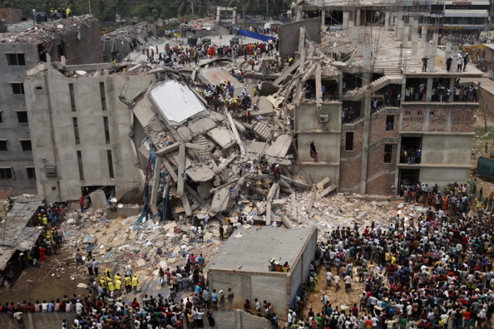 Rettungskräfte beteiligen sich an der Bergung des eingestürzten achtstöckigen Gebäudes Rana Plaza in Savar, außerhalb von Dhaka, Bangladesch. Foto: Abir Abdullah/epa/dpa