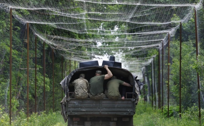 Soldaten der ukrainischen Territorialverteidigung sind in der Sperrzone von Tschernobyl beim Ausbau von Befestigungsanlagen nahe der Grenze zu Belarus im Einsatz. Foto: epa/Mykola Tymchenko