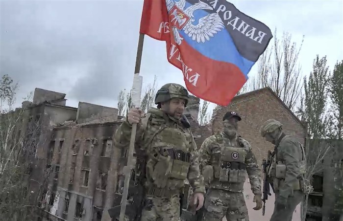 Der von Russland unterstützte Beamte Denis Puschilin besucht die Frontstadt Bakhmut in der ukrainischen Region Donezk. Foto: epa/Leitung Der Volksrepublik Donetsk Handout