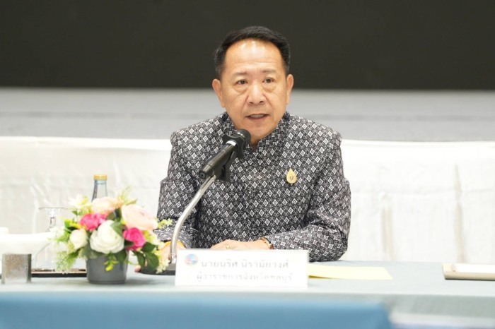 Chonburis Gouverneur Naris Niramiswong stellte das Vorzeigeprojekt Pattayas zur systematischen Unterstützung obdachloser Menschen bei einer Sitzung des Provinzausschusses in Pattaya vor. Bild: TMN.TV
