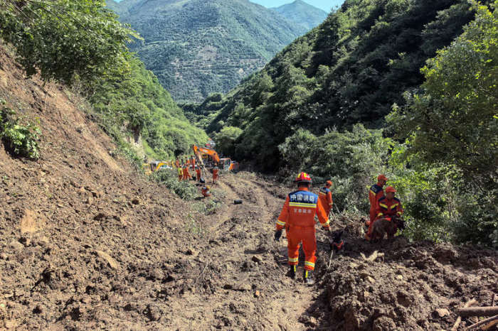 Rettungskräfte suchen nach einem Erdrutsch im Dorf Nanhe in der chinesischen Provinz Gansu nach Verschütteten. Foto: dpa/Xinhua